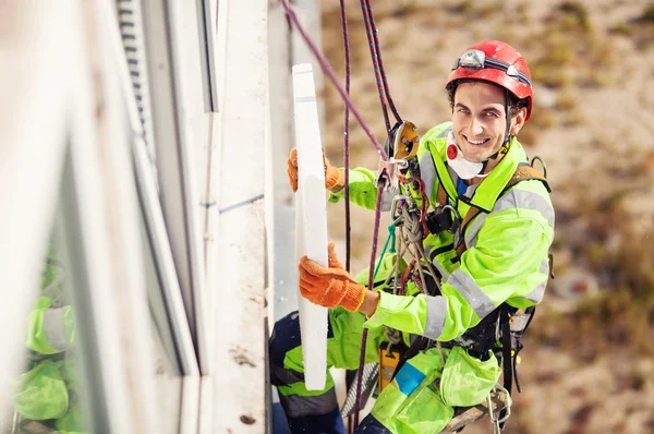 Industriella klättrare på en byggnad — Stockfoto