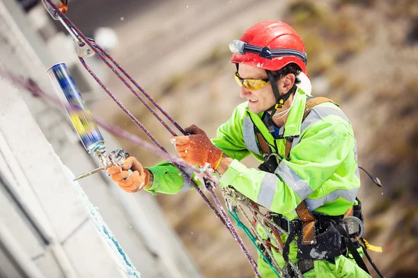 Industriële klimmer op een gebouw tijdens winterization werken — Stockfoto