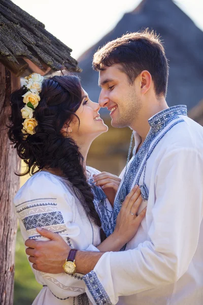 Romantico giovane coppia in stile ucraino vestiti all'aperto — Foto Stock