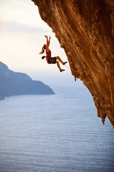 Female rock climber falling of a cliff while lead climbing — Stock Photo, Image