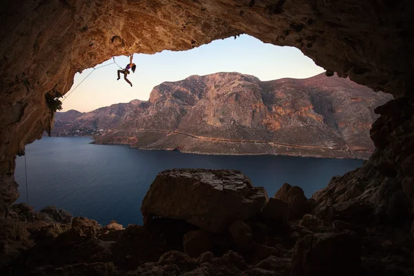 Bergsteigerin auf einer Klippe in einer Höhle bei Kalymnos, Griechenland — Stockfoto