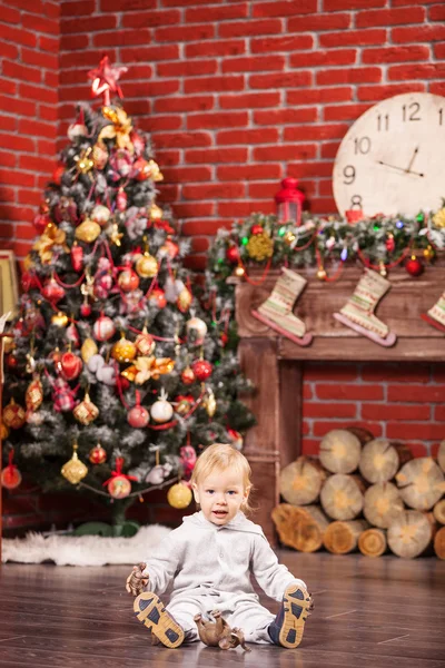 Menino alegre brincando com seus animais de brinquedo na árvore de Natal — Fotografia de Stock