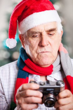 Komuta sizde retro tarzı kamera görüntüsünü Noel arka plan üzerinde arıyorsunuz Noel Baba'nın şapkalı