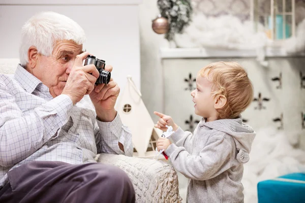 Senior fotografiert seinen Kleinkind-Enkel zu Weihnachten — Stockfoto