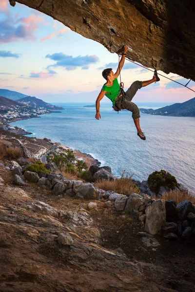 Manliga rock klättrare vid solnedgången — Stockfoto