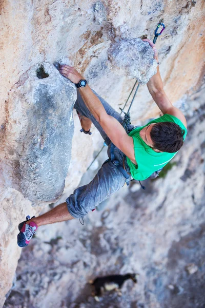 Rock klättrare på ett ansikte av en klippa — Stockfoto