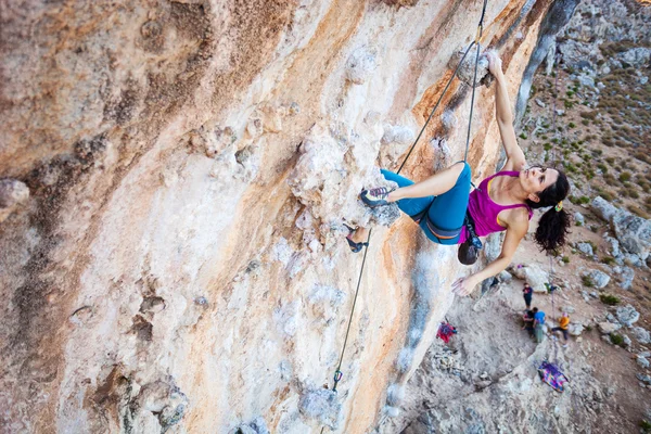 Jeune grimpeuse sur une falaise — Photo