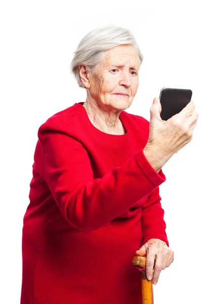 Mujer anciana molesta que usa la pantalla táctil móvil para tomar selfies o hacer videollamadas — Foto de Stock