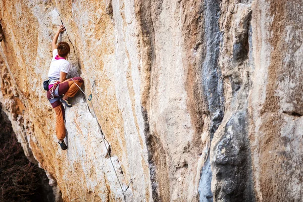 Jeune grimpeuse sur une falaise — Photo