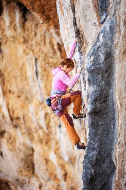 genç kadın dağcı uçurumun yüz