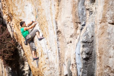 dağcı bir uçurumun bir yüz