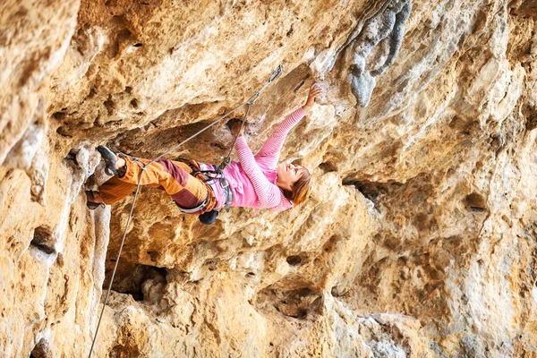 Jovem alpinista feminina em um penhasco — Fotografia de Stock