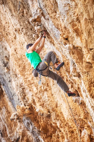 Rock klimmer op een gezicht van een klif — Stockfoto