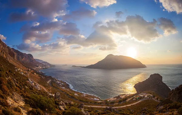 Vista de cima de uma colina ao pôr do sol, ilha de Kalymnos, Grécia — Fotografia de Stock
