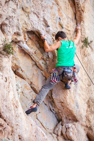 Escalador de rocas en una cara de un acantilado —  Fotos de Stock