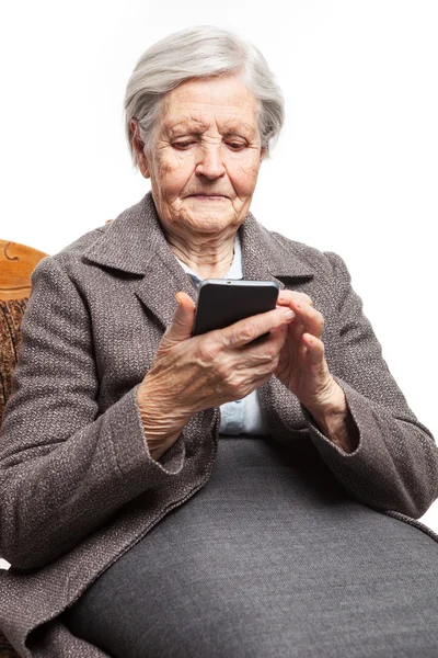 Seniorin benutzt Handy — Stockfoto