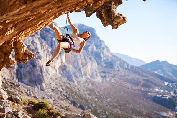 Junge Bergsteigerin auf einer Klippe — Stockfoto