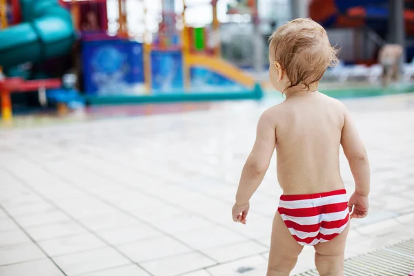 Мальчик-блондин в аквапарке в помещении — стоковое фото