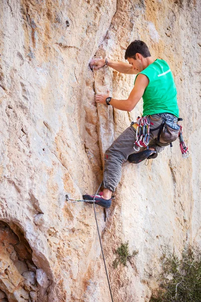 Alpinista de rocha em uma cara de um precipício — Fotografia de Stock