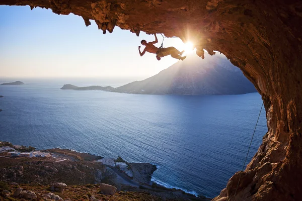 Homem alpinista ao pôr-do-sol — Fotografia de Stock