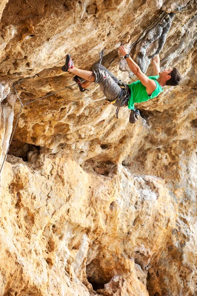 Rock climber on a face of a cliff — Stock Photo, Image