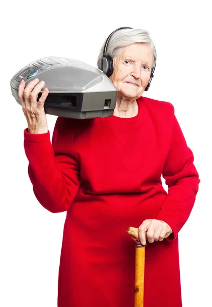 Mulher sênior ouvindo música enquanto carrega gravador estéreo — Fotografia de Stock