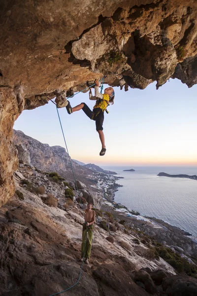 Ragazza di sette anni che si arrampica su un percorso impegnativo, padre che si assicura — Foto Stock