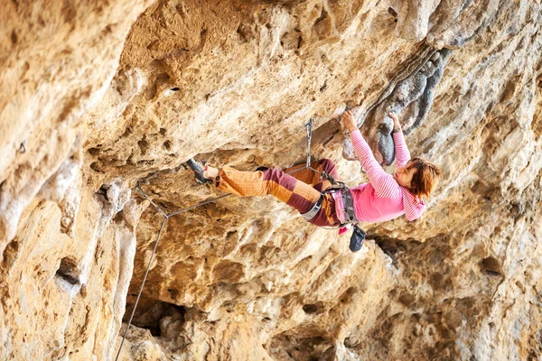 Jovem alpinista feminina em um penhasco — Fotografia de Stock