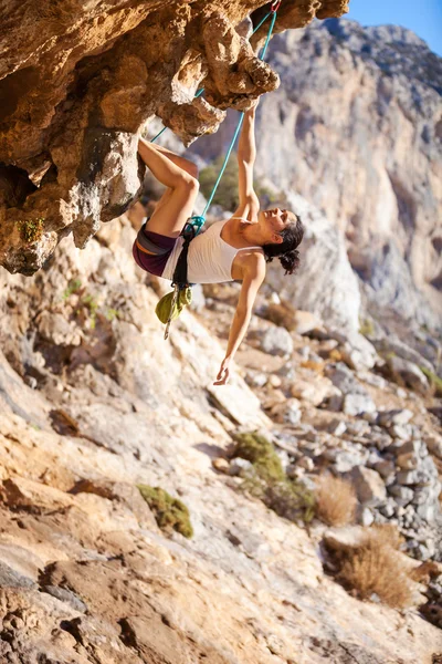 Jovem alpinista feminina em um penhasco — Fotografia de Stock