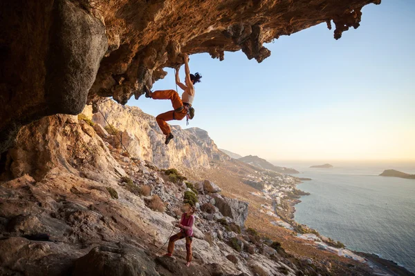 Jeune femme plomb escalade dans la grotte — Photo