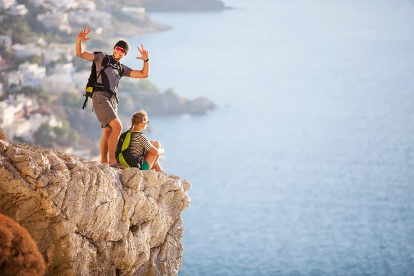 Junges Paar auf Felsen und genießt schöne Aussicht — Stockfoto