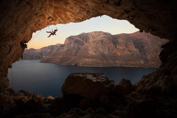 女性ロック ・ クライマー大きな洞窟の崖の落下 — ストック写真