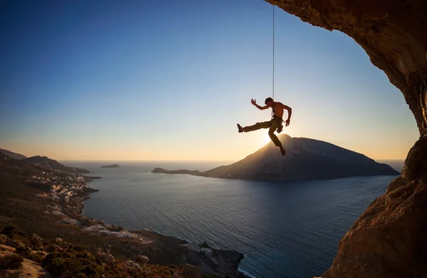 Rock climber hanging on rope while lead climbing — Stock Photo, Image