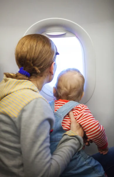 Mãe e bebê filho a bordo do avião — Fotografia de Stock