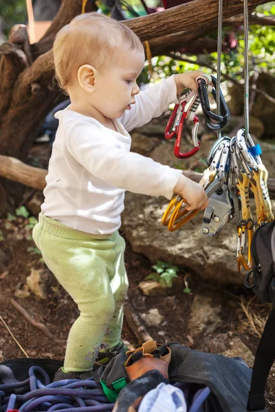 Kind von Bergsteigern spielt mit Schnellzügen — Stockfoto