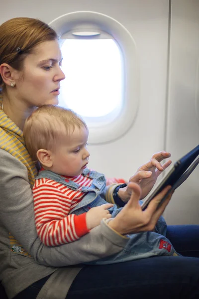 Mãe e bebê filho a bordo do avião — Fotografia de Stock