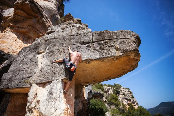 Mannelijke rock klimmer op een klif — Stockfoto