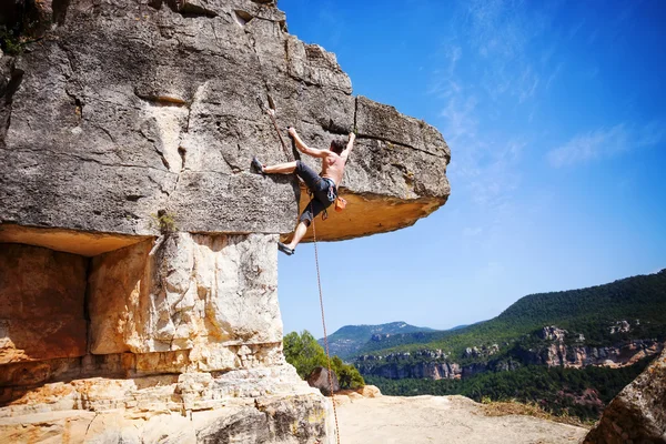 Männlicher Bergsteiger auf einer Klippe — Stockfoto