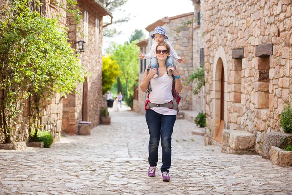 Caucasian woman tourist carrying her little son — Stock Photo, Image