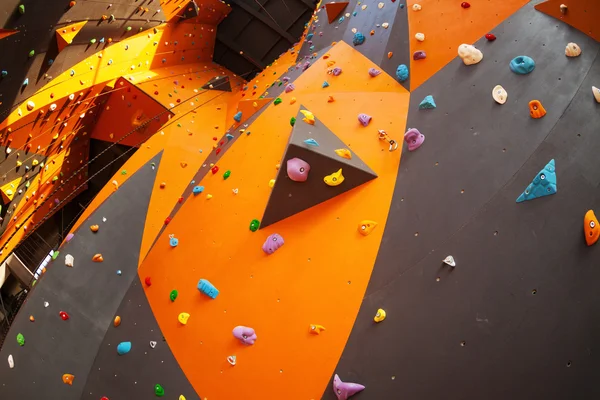 Pared de escalada artificial en el gimnasio de escalada —  Fotos de Stock