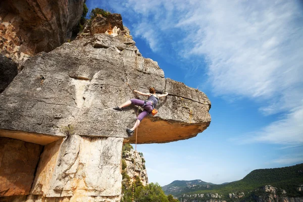 年轻女子登山者在悬崖上 — 图库照片