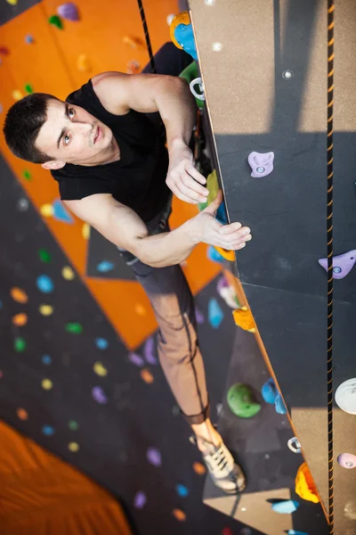 Jovem praticando escalada de corda superior — Fotografia de Stock