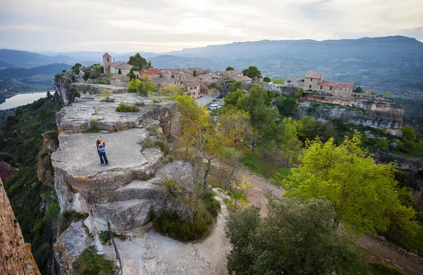 Pareja de pie en el acantilado cerca del antiguo pueblo de Siurana — Foto de Stock