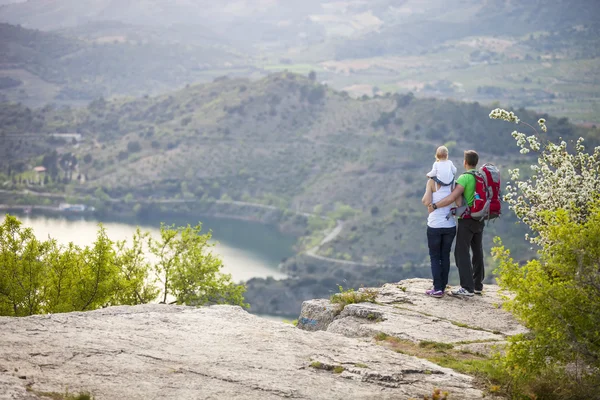 Yürümeye başlayan çocuk cliff üzerinde duran Çift — Stok fotoğraf