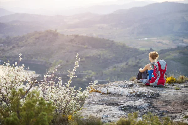 Perempuan turis duduk di atas gunung — Stok Foto