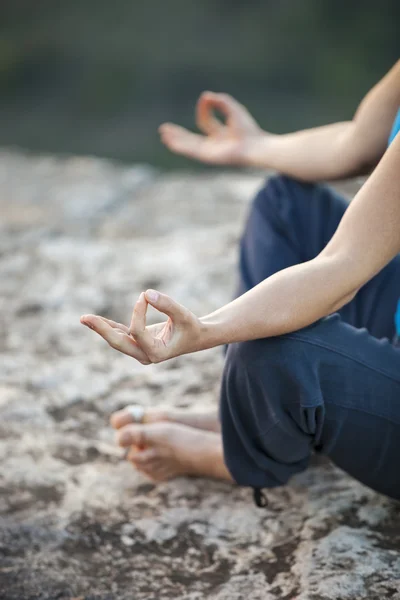 Close up van vrouwelijke hand zen gebaren — Stockfoto