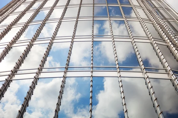 Облака отражали стеклянную поверхность Бурдж Халифы — стоковое фото