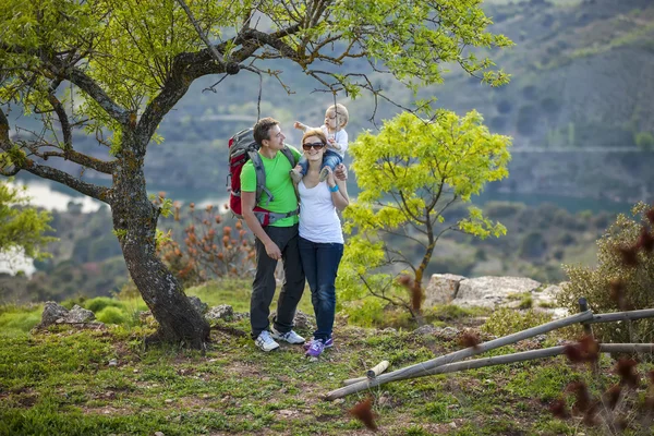 Cliff üzerinde duran yürümeye başlayan çocuk ile genç Çift — Stok fotoğraf