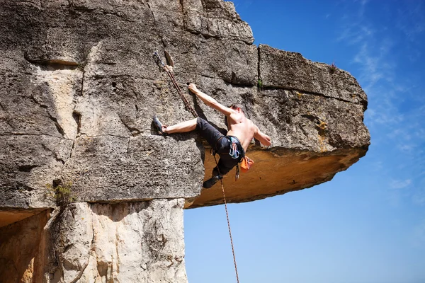 Mannelijke rock klimmer op een klif — Stockfoto