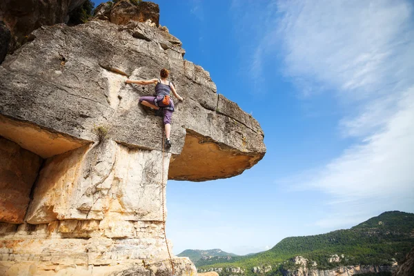 Femme grimpeuse sur une falaise — Photo